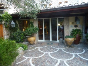 Perfektes Feng Shui. Die reale Kraft des Meeres hinter dem Gebäude als Bodenmuster vor dem Hoteleingang wiederverwendet. 