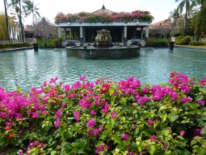 Quadratisch mit Oktagonkern als Quelle und 4 Wasserspendern in den Ecken